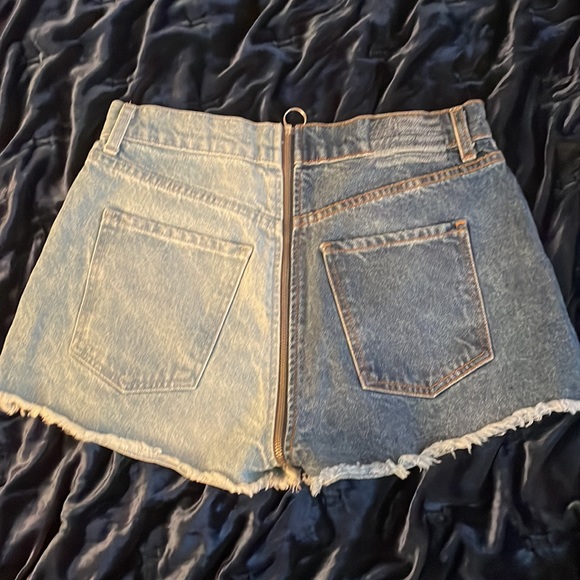 Full zip denim shorts with color blocks - Picture 3 of 3